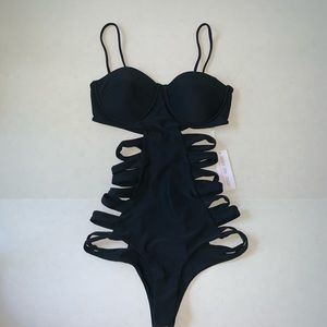 ISSA DE’ MAR. Black one piece.